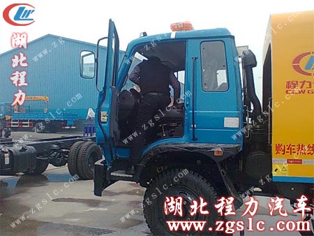 湖北程力送車師傅檢驗東風145道路清掃車 湖北程力送車師傅檢驗東風145道路清掃車