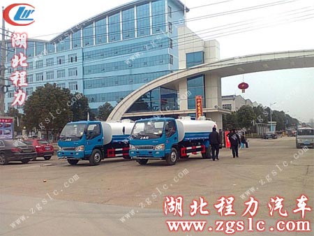 江淮灑水車在湖北程力廠門口留影 江淮灑水車在湖北程力廠門口留影