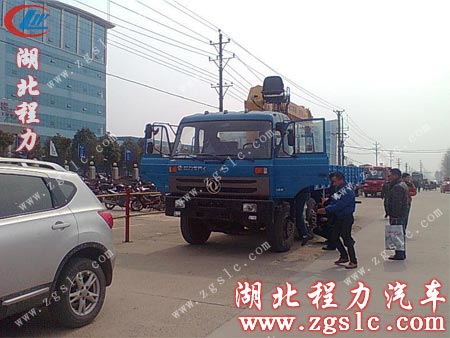 圖為客戶在專業送車師傅的指導下核對車輛信息 圖為客戶在專業送車師傅的指導下核對車輛信息