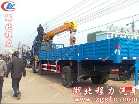 湖北程力專業技術人員教會客戶學習使用吊機 湖北程力專業技術人員教會客戶學習使用吊機