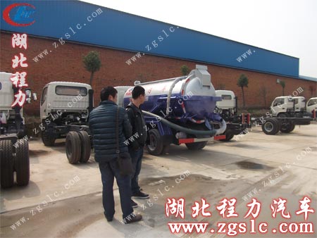客戶看到生產(chǎn)好的吸污車,非常滿意 客戶看到生產(chǎn)好的吸污車,非常滿意