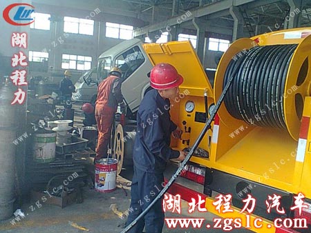 湖北程力高壓清洗車車間技術(shù)員為客戶展示水管噴水效果 湖北程力高壓清洗車車間技術(shù)員為客戶展示水管噴水效果