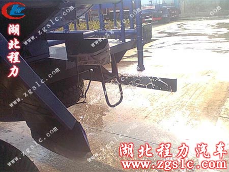 東風145灑水車后灑噴灑效果 東風145灑水車后灑噴灑效果