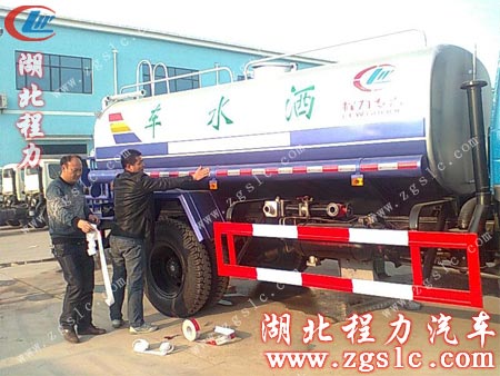 客戶專心地張貼反光標識 客戶專心地張貼反光標識