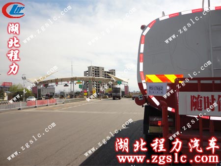 東風后雙橋灑水車反光標在陽光的照射下格外耀眼 東風后雙橋灑水車反光標在陽光的照射下格外耀眼