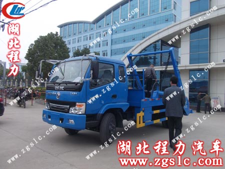 出發之前,客戶仔細檢查車輛情況 出發之前,客戶仔細檢查車輛情況