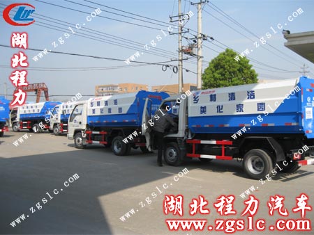 湖北程力忙碌的司機師傅作出發(fā)前的準備 湖北程力忙碌的司機師傅作出發(fā)前的準備