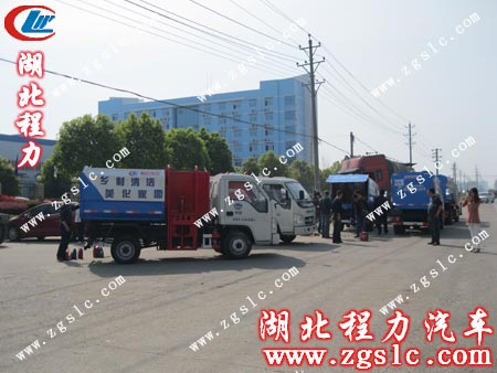 湖北程力忙碌的司機師傅作出發(fā)前的準備 湖北程力忙碌的司機師傅作出發(fā)前的準備