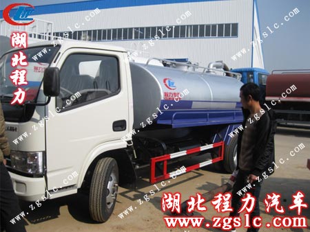 客戶仔細查看東風(fēng)勁卡吸糞車的配置 客戶仔細查看東風(fēng)勁卡吸糞車的配置