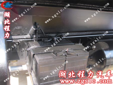 勁卡吸糞車電瓶上加裝電瓶鎖 勁卡吸糞車電瓶上加裝電瓶鎖