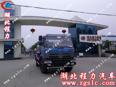 東風145灑水車在廠門口留影 東風145灑水車在廠門口留影