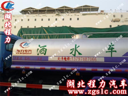 東風145灑水車在渡輪上 東風145灑水車在渡輪上