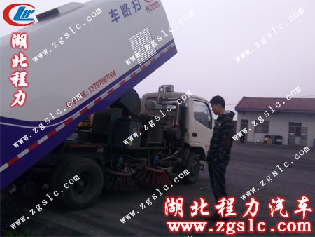 收車工作人員仔細地檢查東風勁卡掃路車車輛信息 收車工作人員仔細地檢查東風勁卡掃路車車輛信息