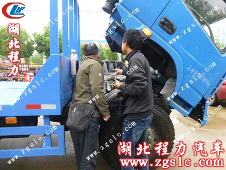 湖北程力徐師傅指導(dǎo)客戶核對(duì)車輛信息 湖北程力徐師傅指導(dǎo)客戶核對(duì)車輛信息