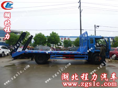 客戶仔細(xì)查看駕駛室的配置情況 客戶仔細(xì)查看駕駛室的配置情況