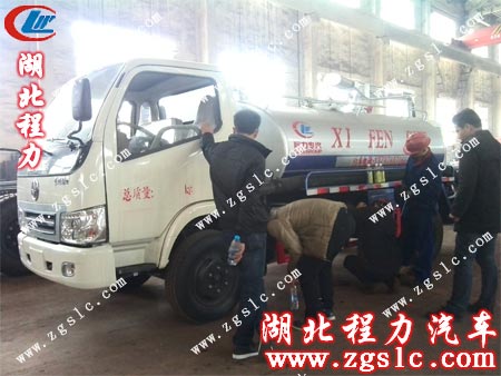 付師傅認真工作中 付師傅認真工作中