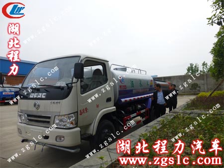 司機(jī)師傅將車開至試水處 司機(jī)師傅將車開至試水處