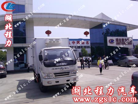 東風(fēng)勁卡冷藏車在公司門口留影 東風(fēng)勁卡冷藏車在公司門口留影