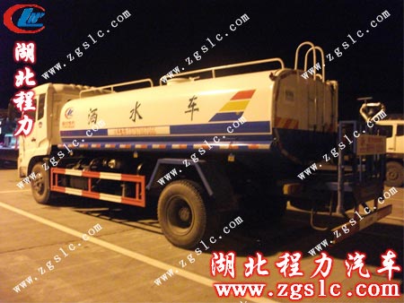 昏黃路燈下的東風天錦灑水車 昏黃路燈下的東風天錦灑水車