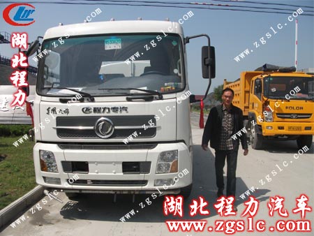 驗車人員與東風天錦灑水車留影 驗車人員與東風天錦灑水車留影