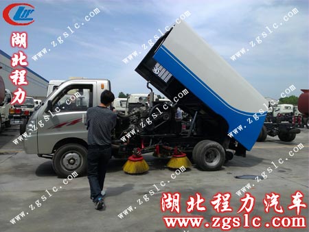 李總查看掃路車廂內的配置情況 李總查看掃路車廂內的配置情況