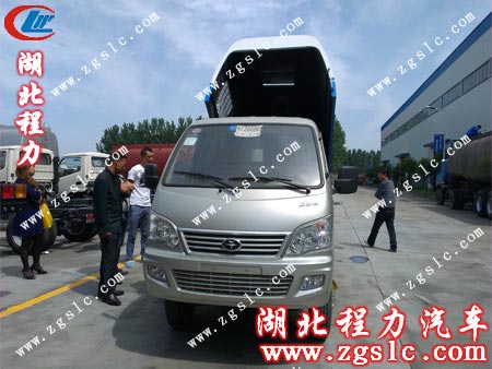 李總和朋友親自試驗掃路車 李總和朋友親自試驗掃路車