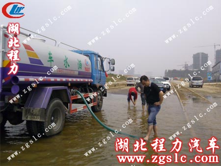 東風145灑水車在吸水 東風145灑水車在吸水