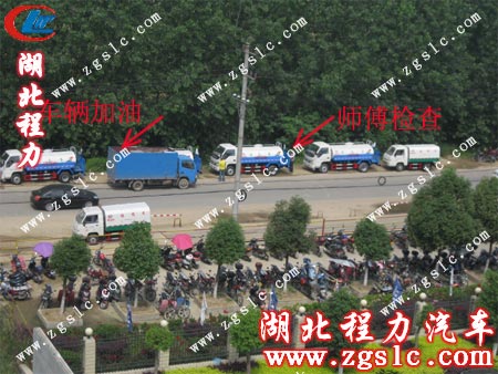 6輛環(huán)衛(wèi)車出發(fā)前的準(zhǔn)備工作 6輛環(huán)衛(wèi)車出發(fā)前的準(zhǔn)備工作