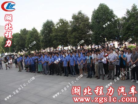 工作人員認真聆聽公司領導層的講話 工作人員認真聆聽公司領導層的講話