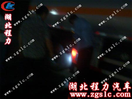 客戶打著手電筒驗車 客戶打著手電筒驗車