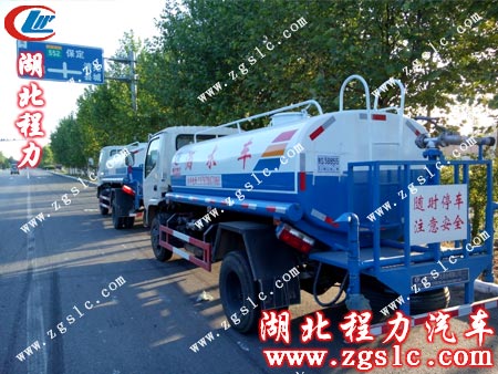 陽光下的湖北程力灑水車清新奪目 陽光下的湖北程力灑水車清新奪目