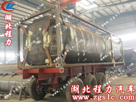 初步成型的三橋集裝箱式半掛化工運輸車 初步成型的三橋集裝箱式半掛化工運輸車