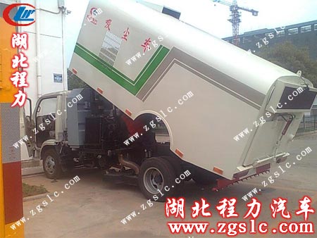 車間技術員正在進行后期線路整理作業 車間技術員正在進行后期線路整理作業