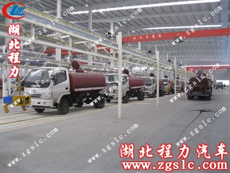 全新的灑水車流水線生產車間