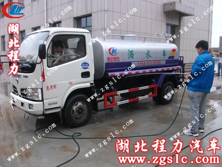 東風(fēng)福瑞卡灑水車清洗后重新變得清新靚麗 東風(fēng)福瑞卡灑水車清洗后重新變得清新靚麗