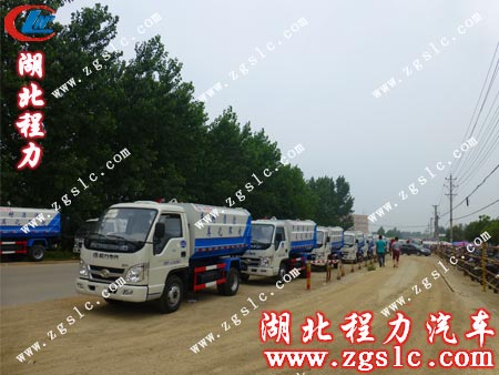 路邊行人忍不住駐足觀看 路邊行人忍不住駐足觀看