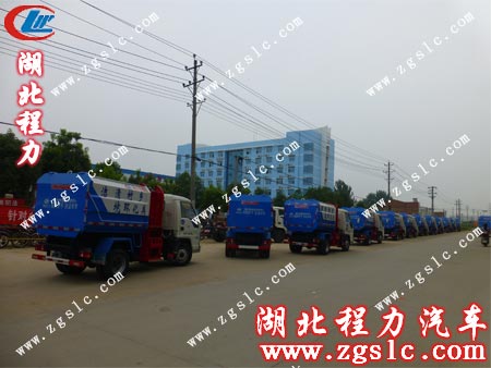 福田掛桶垃圾車緩緩開動(dòng) 福田掛桶垃圾車緩緩開動(dòng)