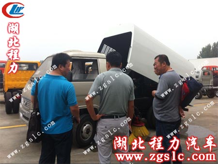 演示掃路車的工作流程 演示掃路車的工作流程