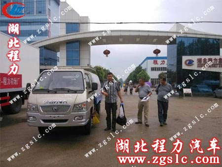 馮總一行在湖北程力廠門口留影 馮總一行在湖北程力廠門口留影