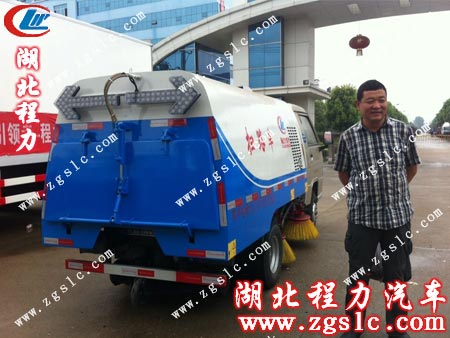 李總面帶笑容在湖北程力廠門口留影 李總面帶笑容在湖北程力廠門口留影