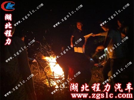 篝火晚會,大家載歌載舞 篝火晚會,大家載歌載舞