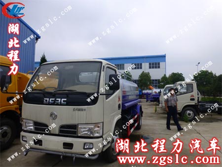 客戶查看東風小霸王灑水車 客戶查看東風小霸王灑水車