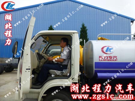 客戶親自試開灑水車 客戶親自試開灑水車