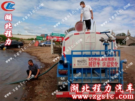 在小河溝里面吸水灌滿罐體 在小河溝里面吸水灌滿罐體