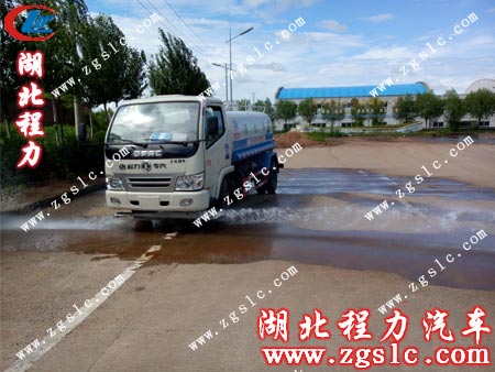 東風(fēng)小霸王灑水車(chē)前沖噴灑效果圖 東風(fēng)小霸王灑水車(chē)前沖噴灑效果圖
