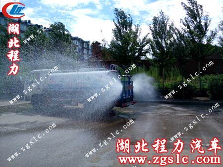 東風(fēng)小霸王灑水車(chē)側(cè)噴噴灑效果圖 東風(fēng)小霸王灑水車(chē)側(cè)噴噴灑效果圖