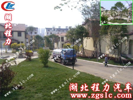 東風145灑水車暫停在小區公園 東風145灑水車暫停在小區公園