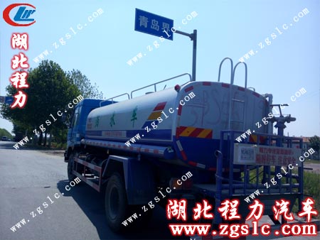 東風(fēng)153灑水車來到山東青島 東風(fēng)153灑水車來到山東青島