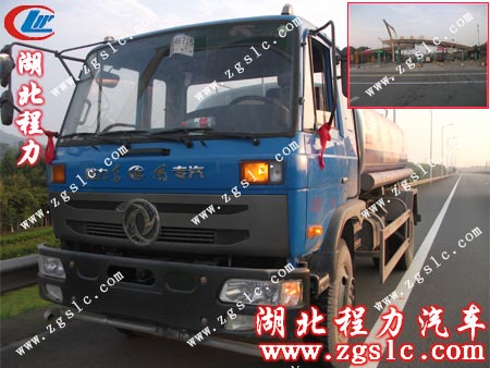 東風145灑水車一路馳騁 東風145灑水車一路馳騁