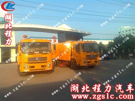 東風天錦掃路車停放在湖北程力集團大門口 東風天錦掃路車停放在湖北程力集團大門口